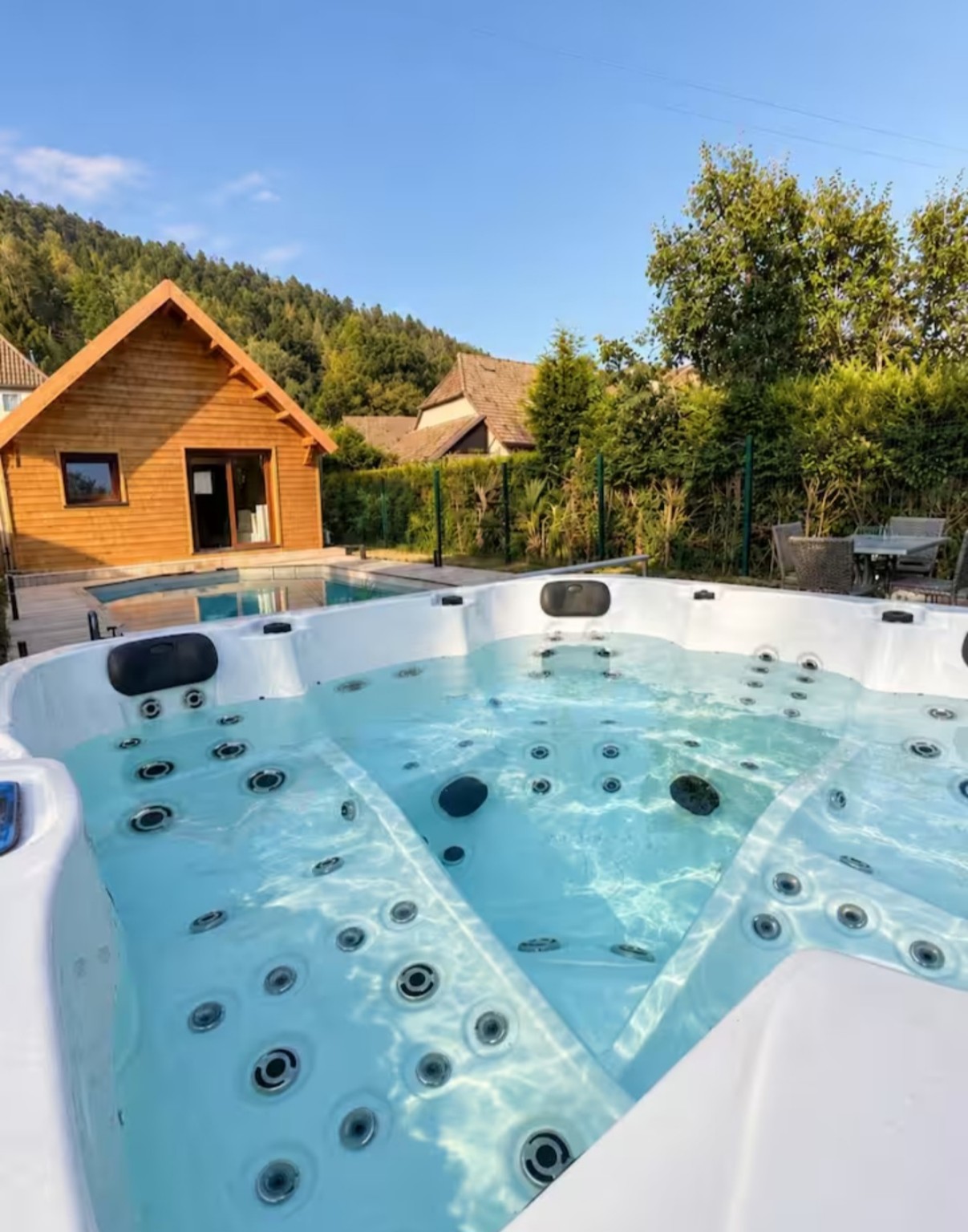 Le jacuzzi privatif et la piscine du chalet